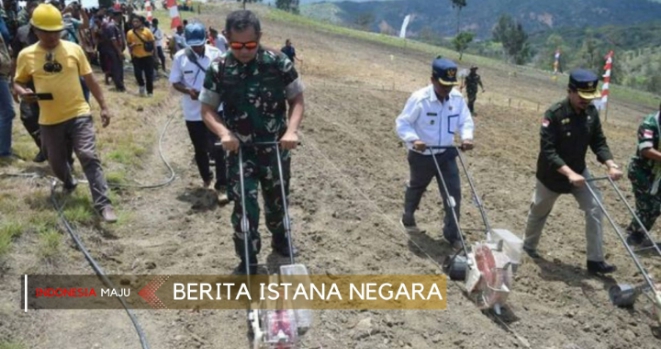 Pangkostrad Letjen TNI Maruli Simanjuntak menyerahkan lahan kepada warga di NTT. Letjen Maruli juga ikut menanam jagung dan sorgum di sana. (dok Pen Kostrad)
